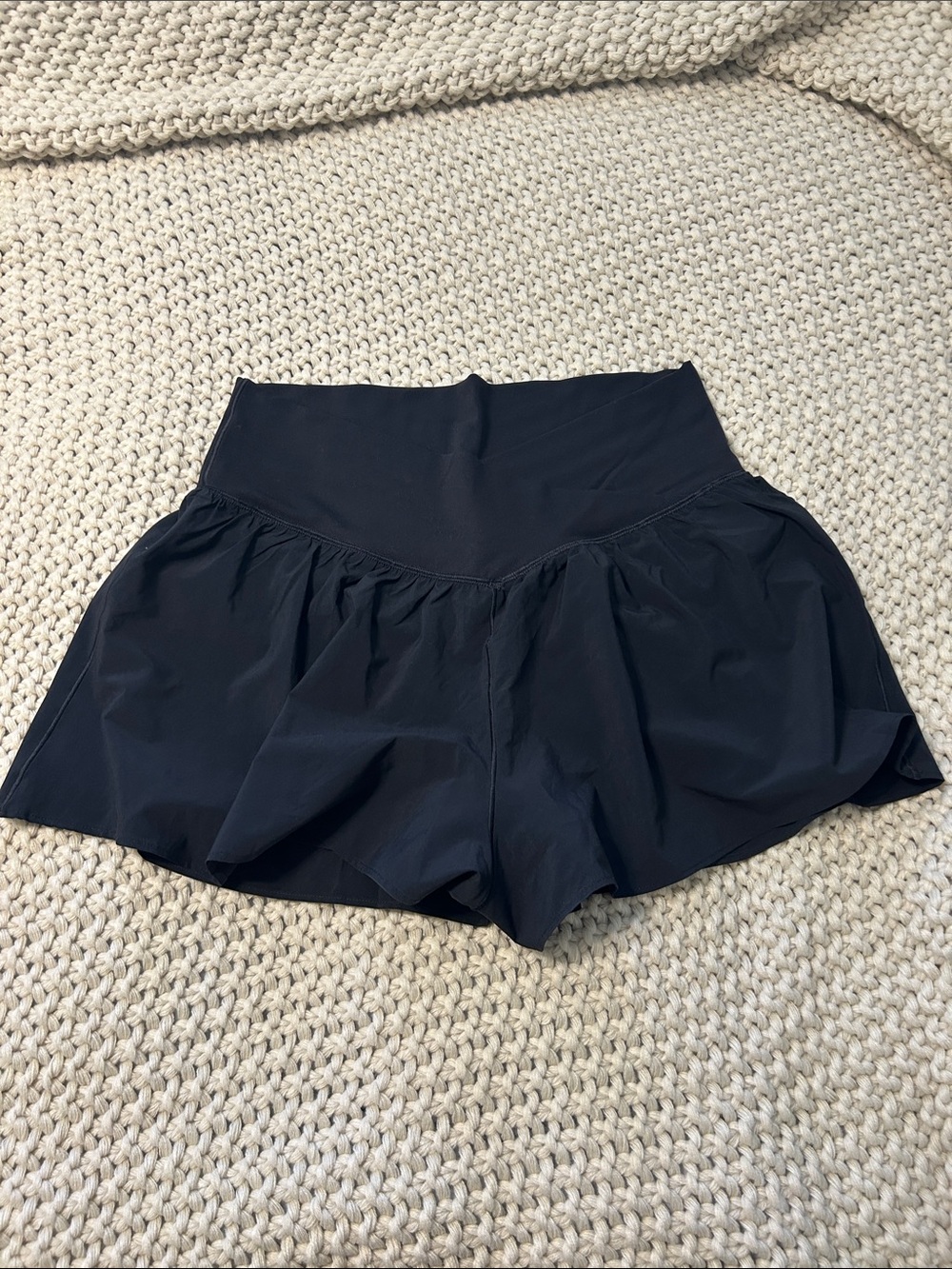 Offline High-Waist Crossover Black Shorts